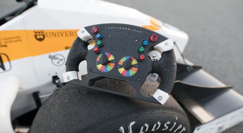 Volante progettato e sviluppato dai membri di UVic Formula Motorsport, utilizzando la tecnologia di stampa 3D