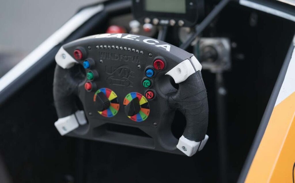 Volante progettato e sviluppato dai membri di UVic Formula Motorsport, utilizzando la tecnologia di stampa 3D