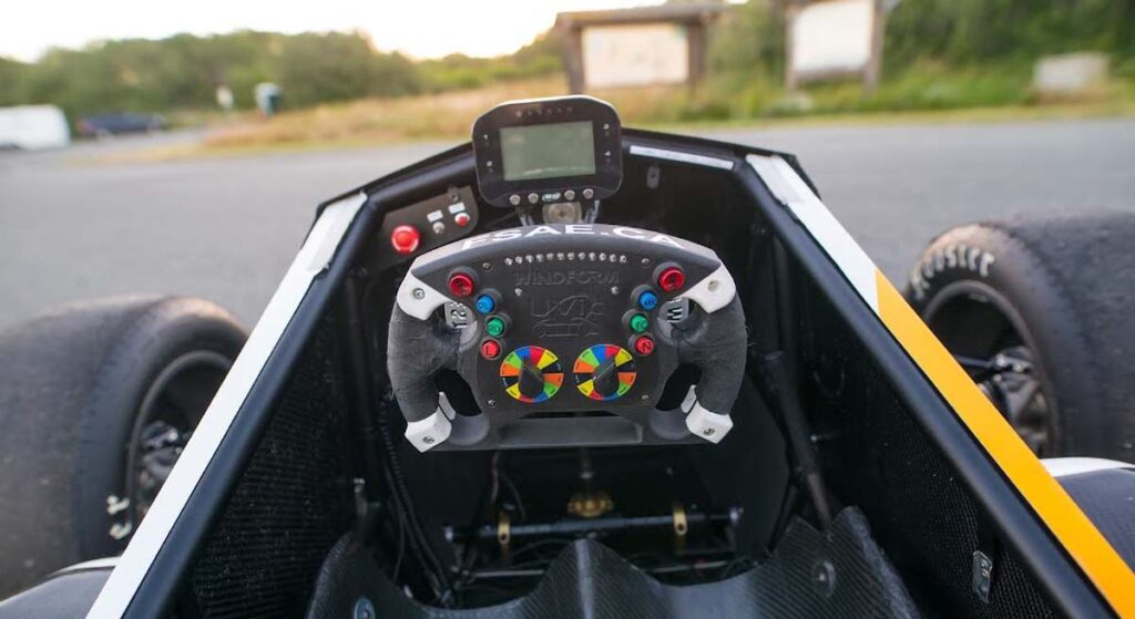 Volante progettato e sviluppato dai membri di UVic Formula Motorsport, utilizzando la tecnologia di stampa 3D