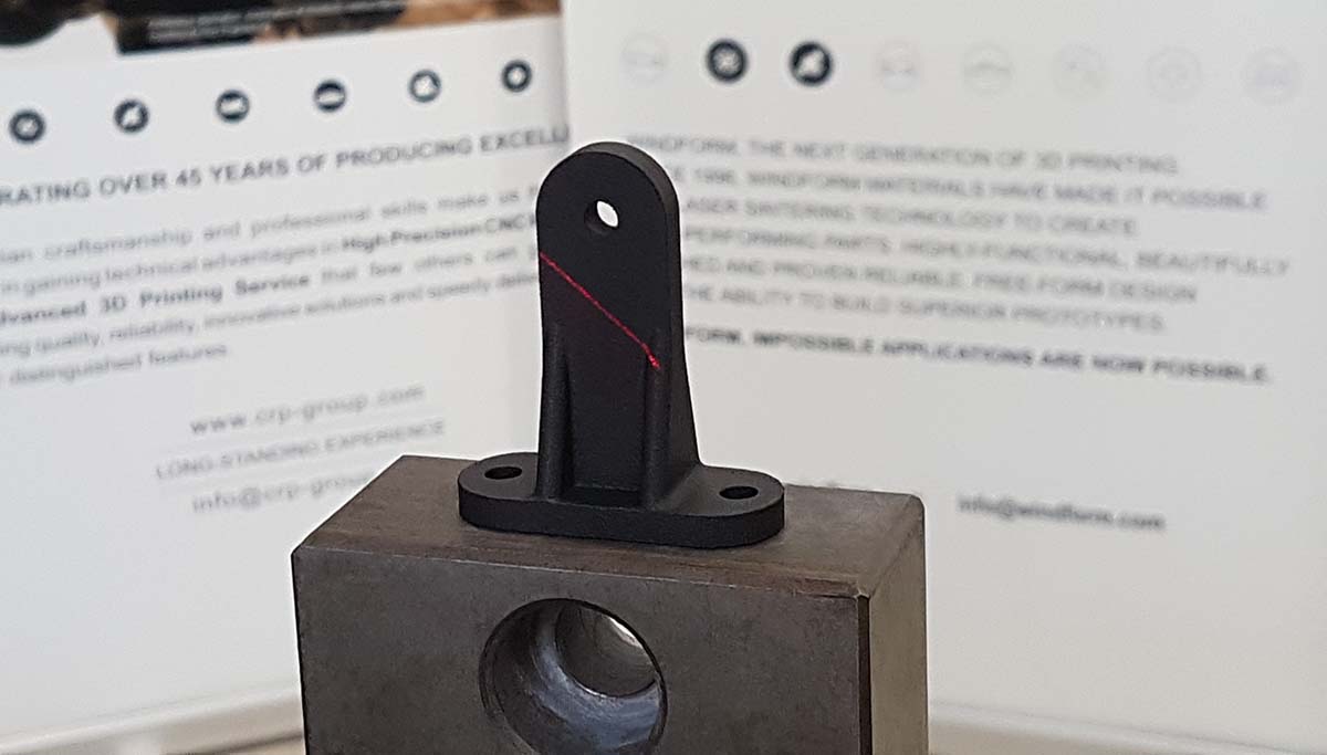 Maßkontrolle des Bügels aus Windform® SP