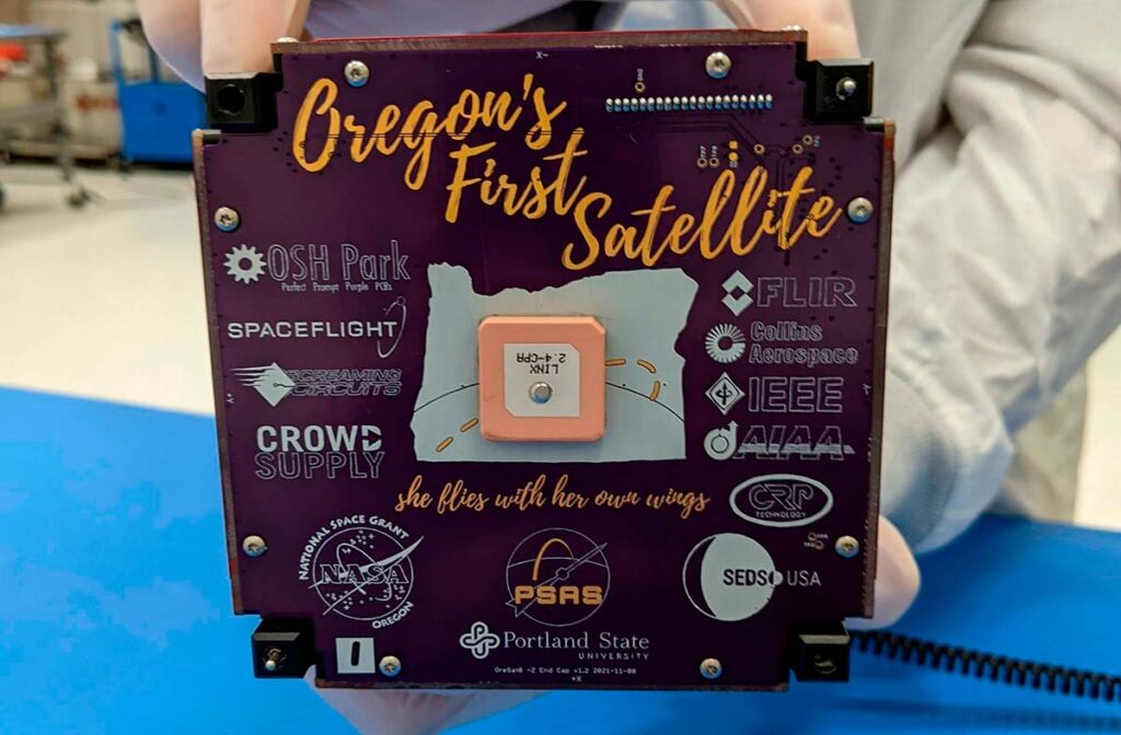 Untere Verschlussfläche -Z von OreSat0, dem ersten Satelliten von Oregon, im Kent County Spaceflight Integration Centre, Seattle, USA. Mit freundlicher Genehmigung von PSAS