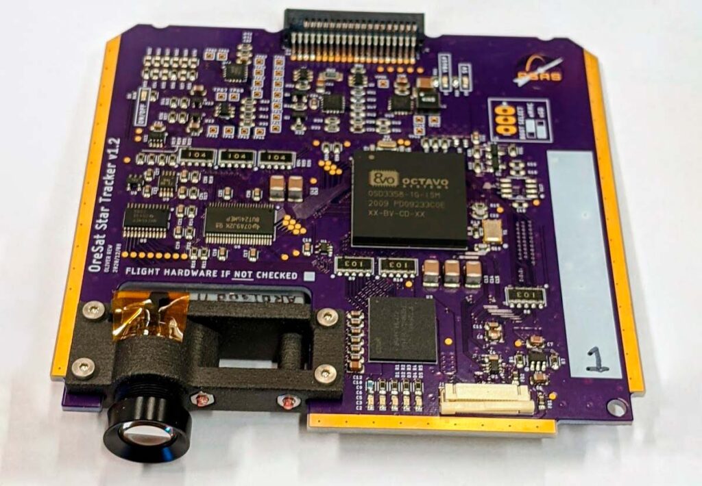 Sternsensor mit Windform LX 3.0 in der Kameraobjektiv- und Sensorbaugruppe (der untere linke Teil der Karte), die für die abschließenden Entwicklungs- und Integrationstests verwendet wird. Mit freundlicher Genehmigung von PSAS