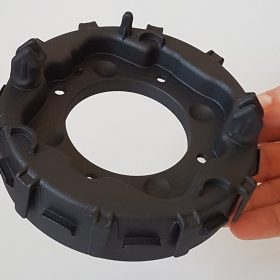 Halterung des Fahrer-Frontairbags, hergestellt von CRP Technology im 3D-Druck mit Windform® SP.