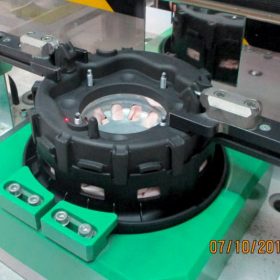 Montage des gesamten Airbagmoduls mit dem im 3D-Druck und mit dem Verbundmaterial Windform® SP hergestellten Teil.