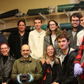 Il “team satelliti” della Portland State University: un gruppo interdisciplinare di ingegneri elettronici, ingegneri meccanici, informatici, laureati in matematica e studenti di economia. Courtesy PSAS