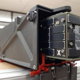 Test di adattabilità di AlbaPod 2.0 con il PocketQube 1P dell'Università di Stanford, 'PyCubed', che volerà su Alba Cluster 3. Courtesy of Alba Orbital