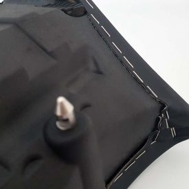 Dettaglio del fissaggio con punti metallici