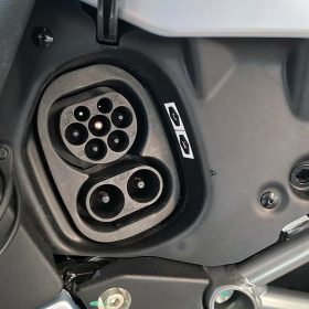 Energica Experia, schnellladeanschluss aus Windform LX 3.0, Detailansicht