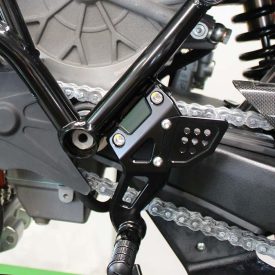 Piattaforma Legacy, panoramica componenti (in senso orario): copertura terminali motore (Windform LX 3.0), slitta catena e copripignone (Windform XT 2.0), supporto pompa dell'acqua (Windform TPU) – fase di assemblaggio