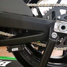 Energica Ego Corsa – Transponderhalter aus Windform XT 2.0 (an der Hinterradschwinge montiert), Seitenansicht