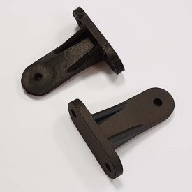 Staffa di fissaggio; in alto il pezzo originale incollato, in basso il pezzo realizzato in Windform® SP e stampa 3D